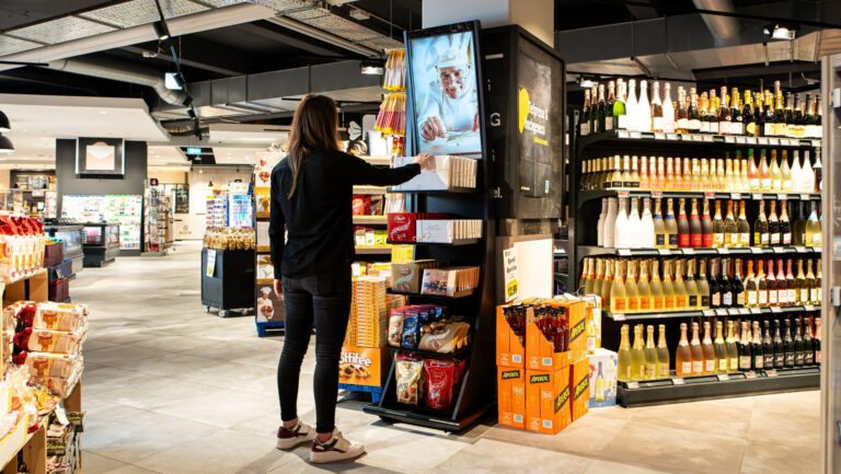 Frau vor Bodendisplay Spotlight mit Lindt Schokolade
