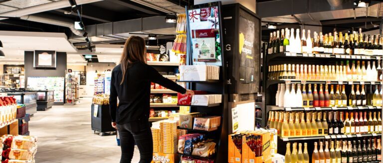 Frau vor Bodendisplay Spotlight mit Lindt Schokolade