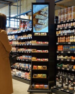 Frau vor Bodendisplay Spotlight